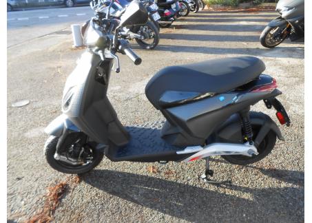 PIAGGIO 1 ONE ACTIVE CATEGORIE 125 cc BLACK FRIDAY