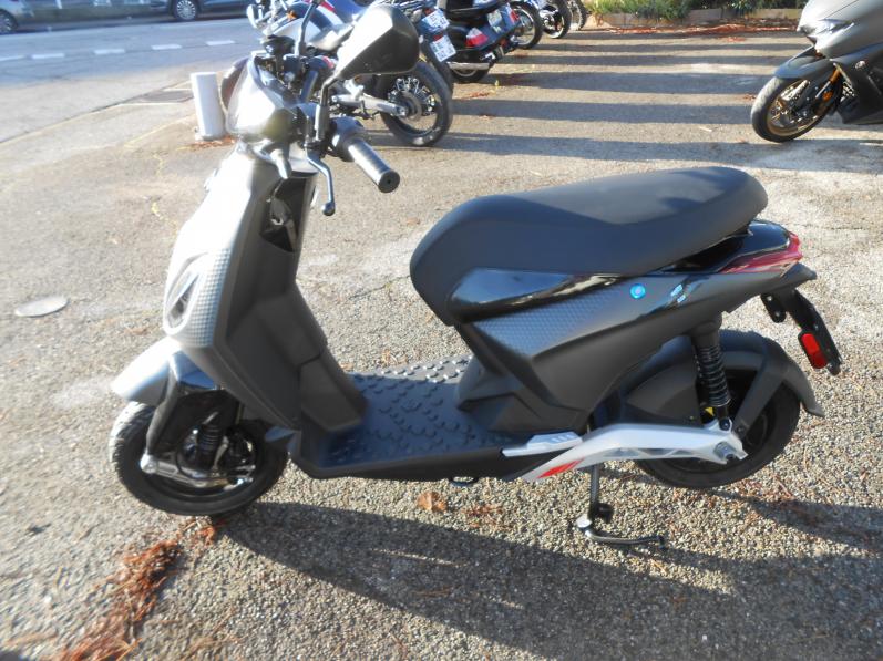 PIAGGIO 1 ONE ACTIVE CATEGORIE 125 cc BLACK FRIDAY